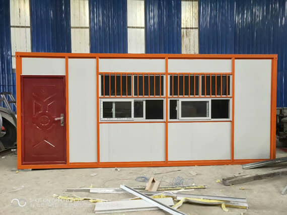 3m*6m異型帶防護(hù)網(wǎng)的住人集裝箱活動房